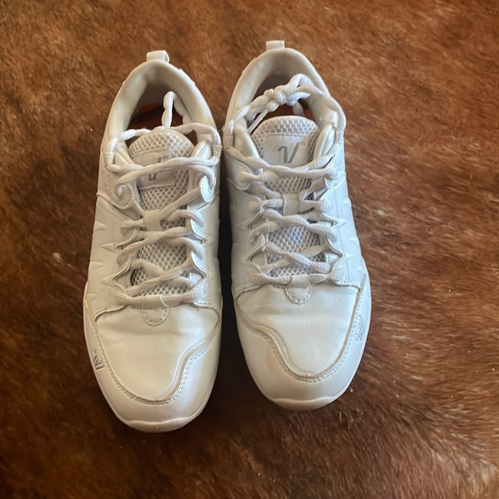Varsity Spirit cheer shoes - charger size 7.5 white